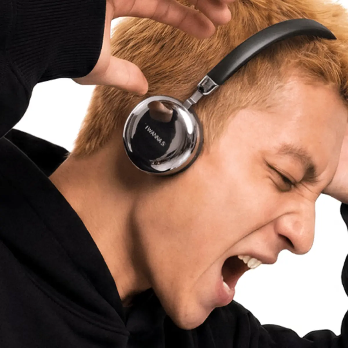 Edifier Auro Ace Hadirkan Revolusi Headphone dengan Tampilan Lirik Lagu Real-Time