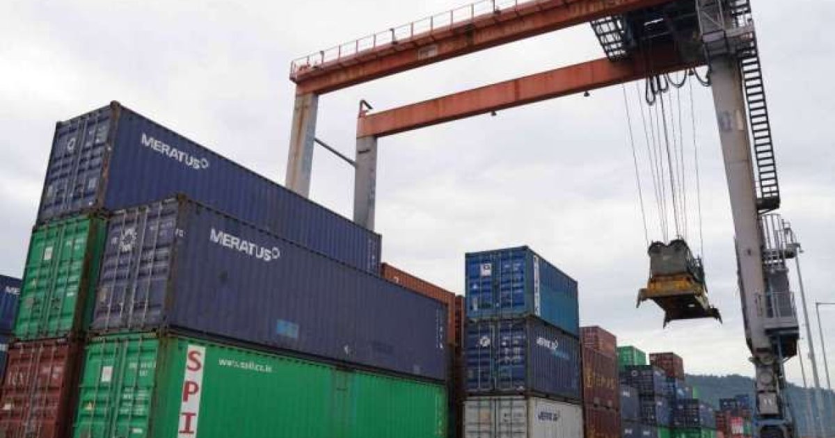 Kemacetan di Gerbang Logistik Nasional: Antrean Kapal Panjang Picu Kenaikan Biaya Distribusi Barang