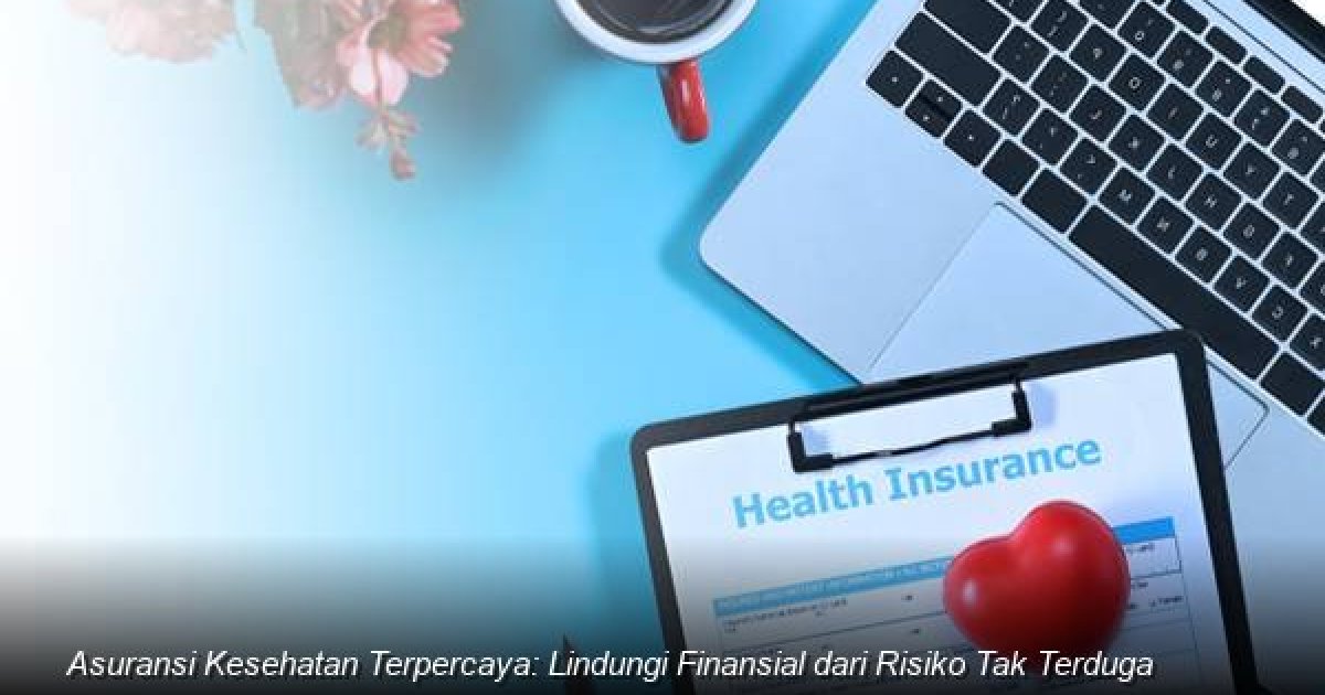 Seorang konsultan keuangan profesional sedang menjelaskan dokumen polis asuransi kesehatan kepada pasangan muda di meja kantor yang rapi.