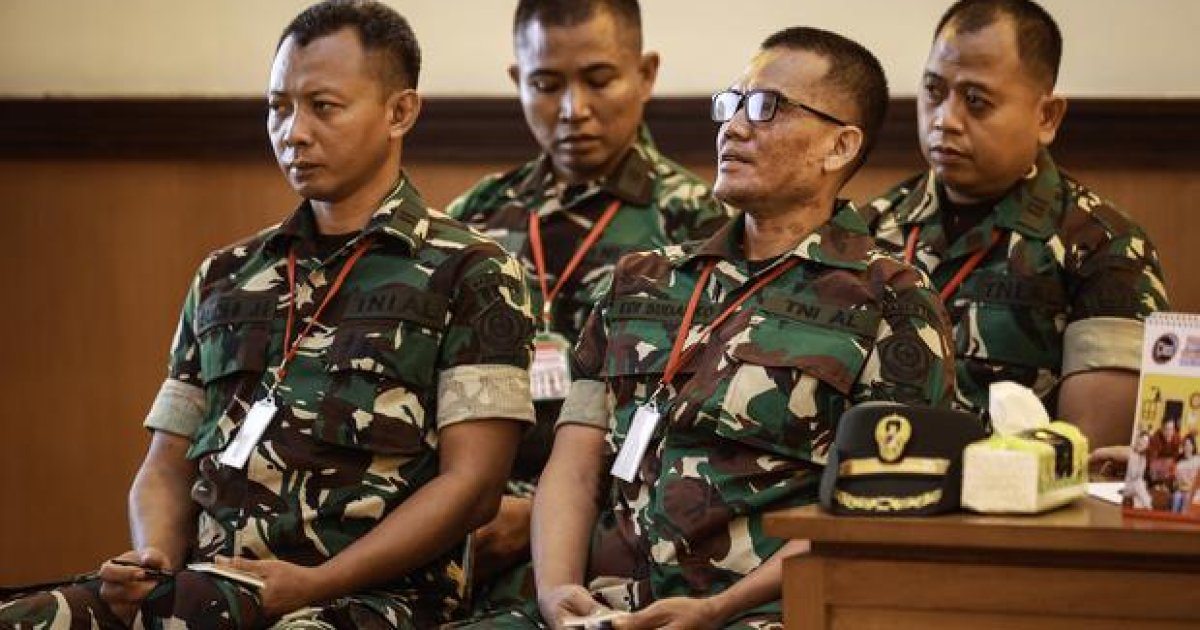Terdakwa kasus penyiraman air keras kepada aktivis KontraS Andrie Yunus, Serda Edi Sudarko (kedua kanan), Lettu Budhi Hariyanto Cahyono (kiri), Lettu Sami Lakka (kedua kiri), dan Kapten Nandala Dwi Prasetya (kanan) menjalani sidang lanjutan di Pengadilan Militer II-08, Jakarta, Rabu (6/5/2026).