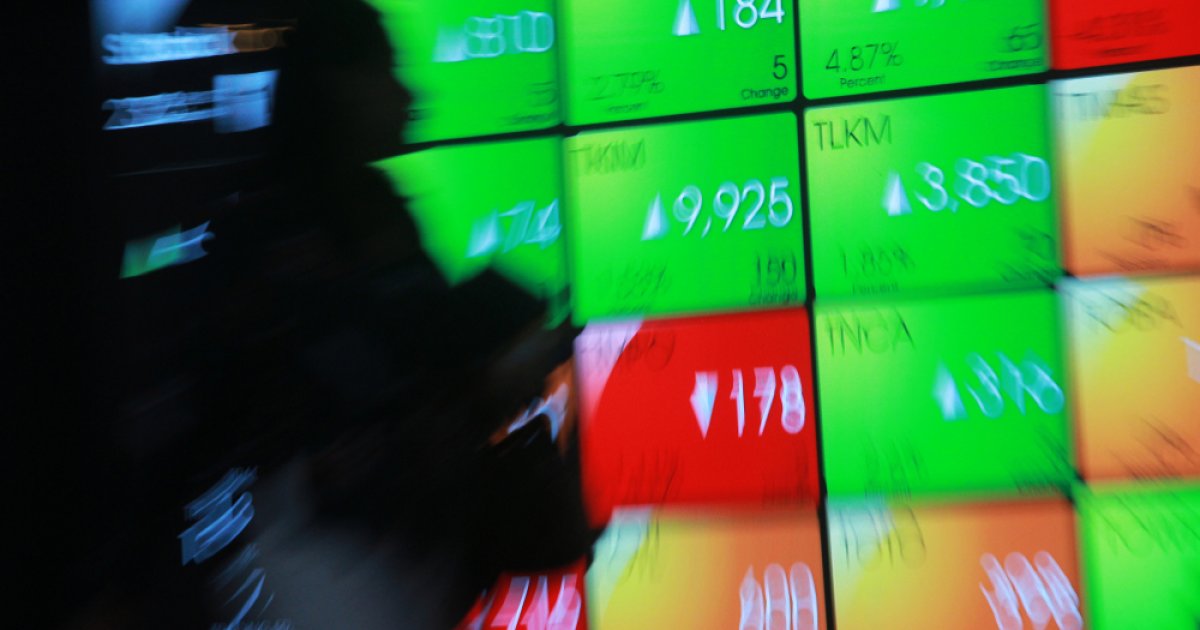 Ilustrasi seorang investor memantau pergerakan harga saham dan IHSG di layar perdagangan Bursa Efek Indonesia. (Shutterstock)