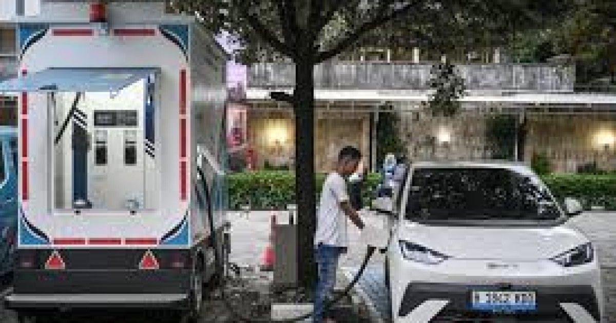 Pengendara mengisi daya baterai kendaraan listrik di Stasiun Pengisian Kendaraan Listrik Umum (SPKLU) PLN, Gambir Jakarta, Jumat (8/5/2026). ANTARA FOTO/Fauzan/wsj.