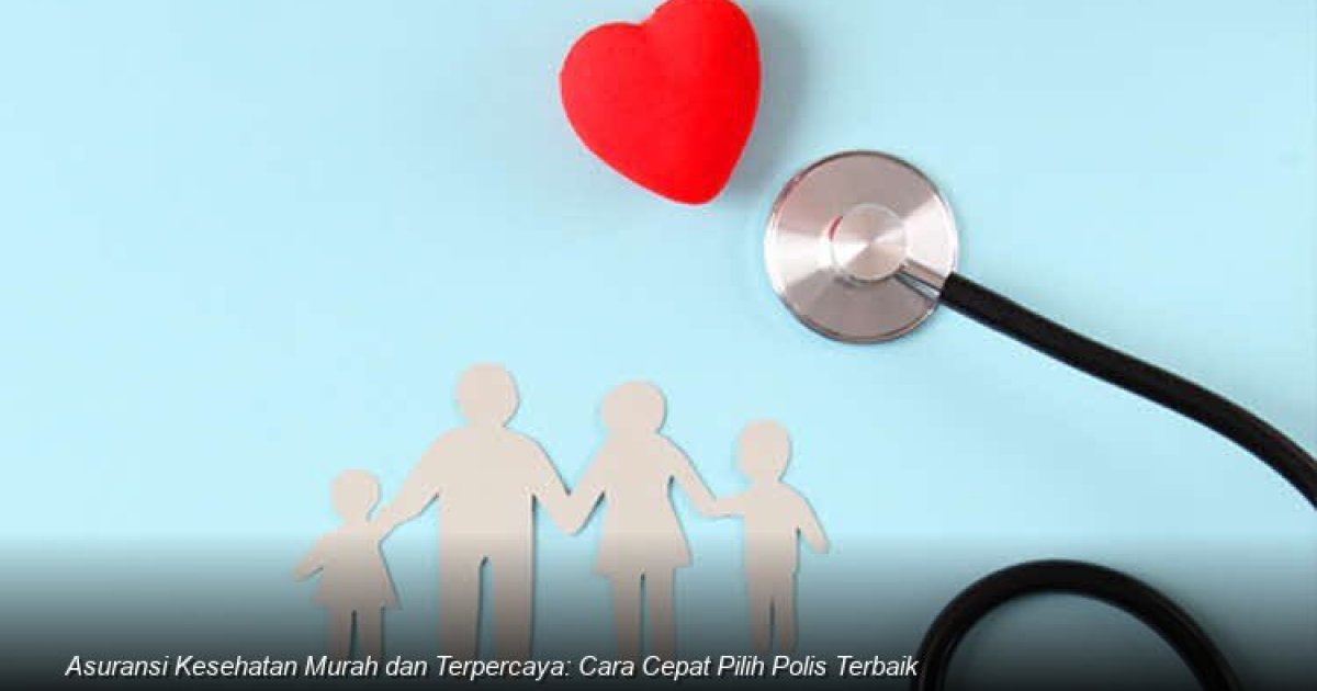 Konsultan keuangan profesional tersenyum sambil menjelaskan dokumen polis asuransi kesehatan di atas meja kepada sepasang suami istri muda yang tampak lega.