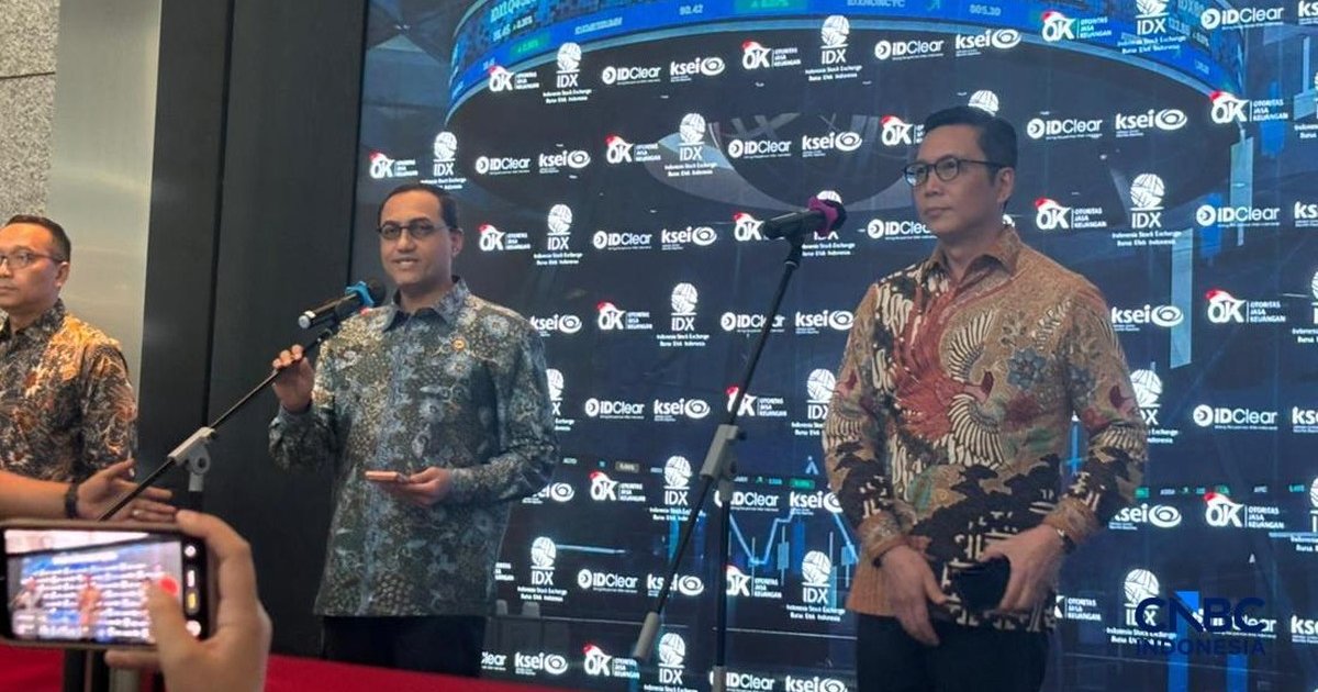 Foto: Kepala Eksekutif Pengawas Pasar Modal, Keuangan Derivatif, dan Bursa Karbon Otoritas Jasa Keuangan (OJK) Hasan Fawzi saat menyampaikan Konferensi Pers Pasar Modal di Gedung Bursa Efek Indonesia, Jakarta, Rabu (13/5/2026). (CNBC Indonesia/Mentari Puspadini)