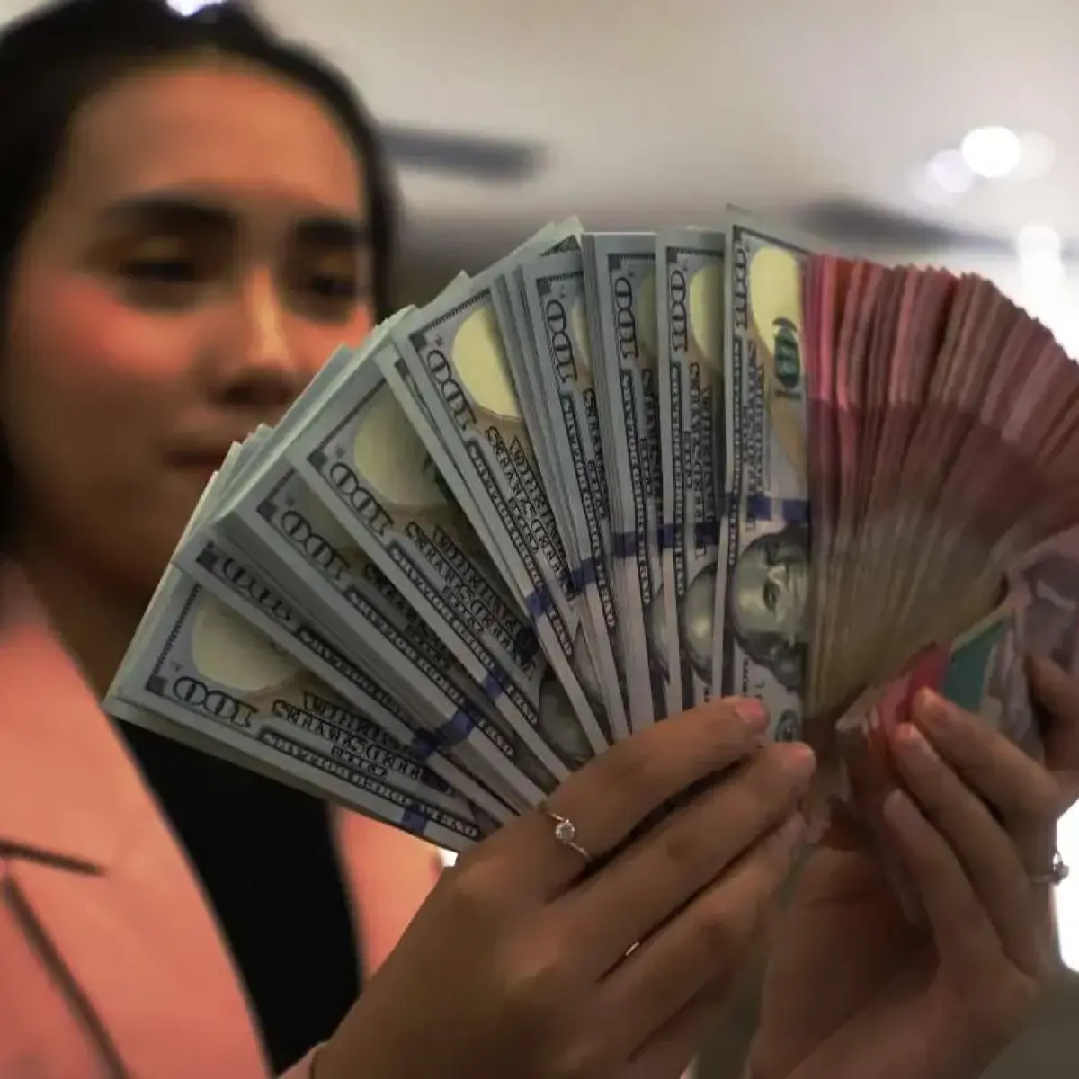 BI Rate Melambung, Rupiah Kembali ke Zona Rp17.654 di Tengah Ketidakpastian Global