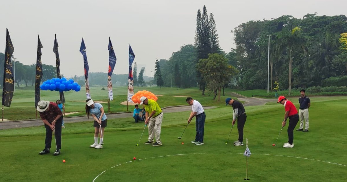 Peserta melakukan putting challenge dalam rangkaian Paramount Annual Golf Tournament 2026 di Gading Raya Golf Club, Gading Serpong. (Foto: Dok. Paramount Land)