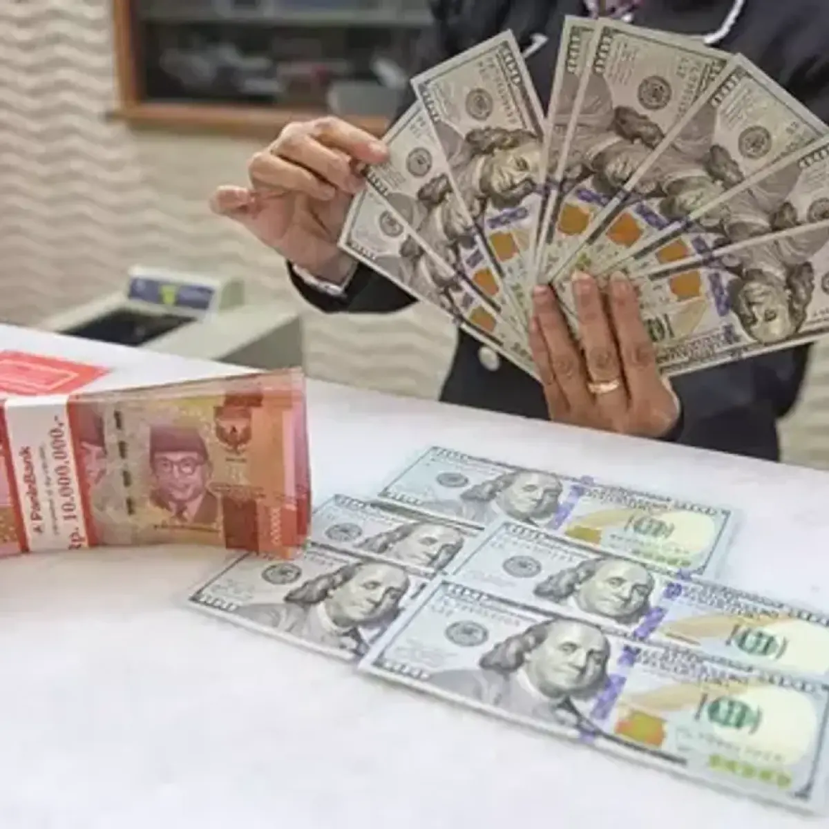 Tekanan Geopolitik dan Proyeksi Suku Bunga Global Bawa Rupiah Turun ke Level Rp 17.716