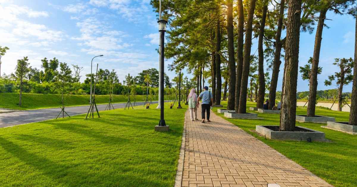 Area pedestrian dan ruang terbuka hijau di tepian Situ Cihuni menghadirkan suasana lebih tenang dan nyaman bagi masyarakat urban di selatan Paramount Gading Serpong. (Foto: Pius Klobor/PropertiTerkini.com)