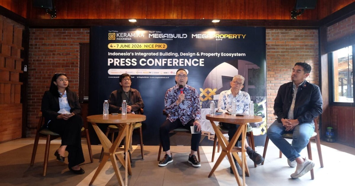 Foto Ki -  Ka : Dini Septiani, Brand Manager ARNA Granite, Adi Surya Triwibowo S.Sn, M.Ars., Ketua Umum Desainer Indonesia (HDII) Nasional, Edy Suyanto, Ketua Umum Asosiasi Aneka Industri Keramik Indonesia (ASAKI), Royanto Handaya, Presiden Direktur Panorama Media, Ar. Teguh Aryanto, IAI, AA, Ketua Ikatan Arsitek Indonesia (IAI) Jakarta, dalam Press ConferenceMegabuild, Keramika Indonesia. (Foto Panorama Media).