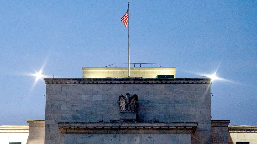 Sinyal Kuat The Fed Tahan Suku Bunga di Tengah Ancaman Inflasi Global