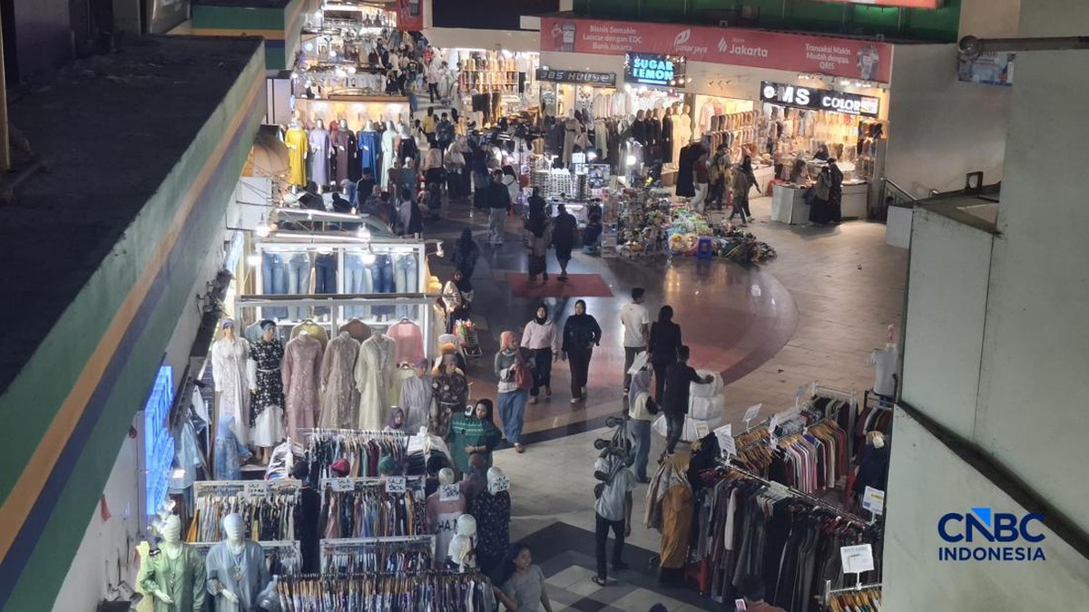 Foto: Pedagang di pasar Tanah Abang, Jakarta Pusat, Selasa (12/5/2026). (CNBC Indonesia/Chandra Dwi Pranata)