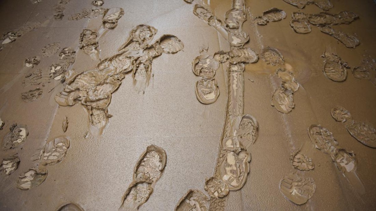 Foto: Pemandangan jejak kaki orang di lumpur setelah Sungai Acre meluap akibat hujan lebat, di Cobija, Bolivia 3 Maret 2024. (REUTERS/Claudia Morales)