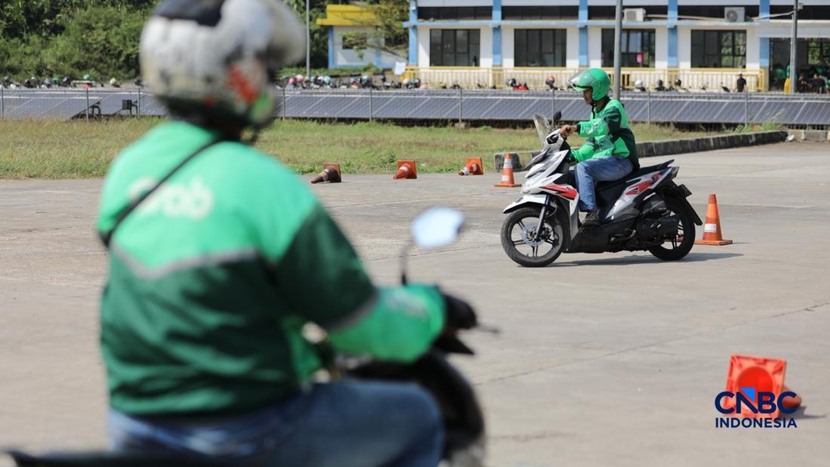 Menteri Perhubungan Dudy Purwagandhi, Direktur Jenderal Perhubungan Darat Aan Suhanan, CEO Grab Indonesia Neneng Goenadi, serta Sekretaris Jenderal AISI Hari Budianto saat membuka pelatihan keselamatan berkendara di Terminal Jatijajar, Depok, Selasa (28/7/2026). (CNBC Indonesia/Tri Susilo)