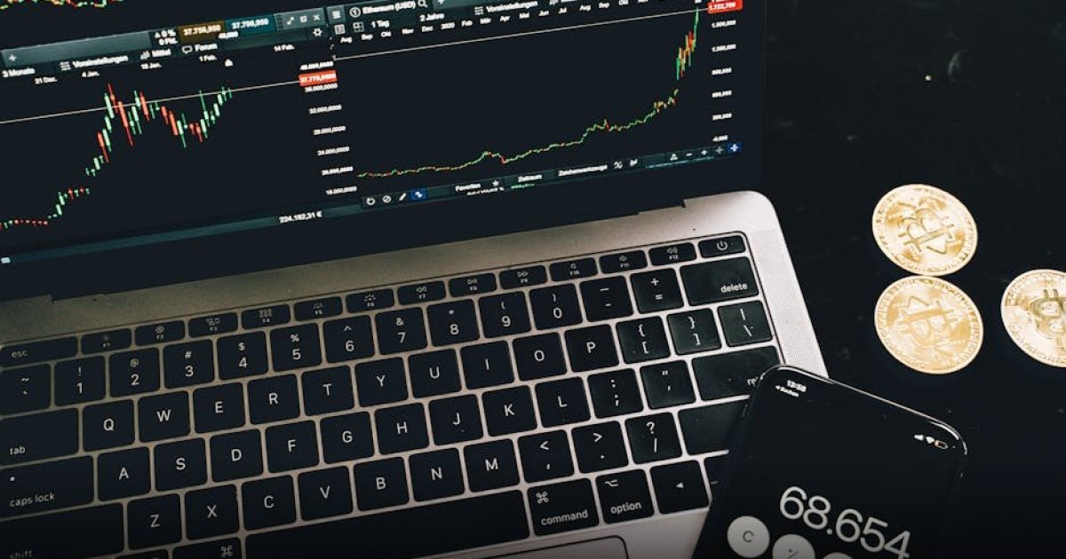 Ilustrasi visual bursa saham modern dengan grafik *candlestick* berwarna hijau yang menunjukkan tren kenaikan harga yang stabil.