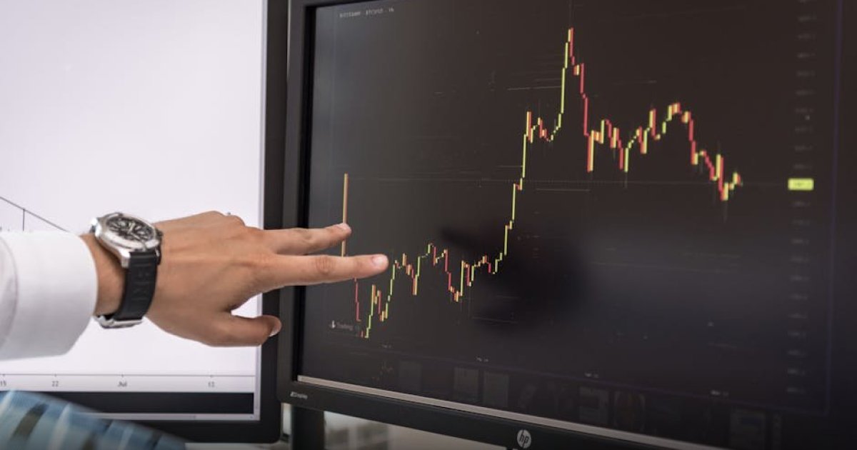 Grafik candlestick bursa saham berwarna hijau cerah yang menunjukkan tren kenaikan stabil di atas rata-rata pergerakan harga.