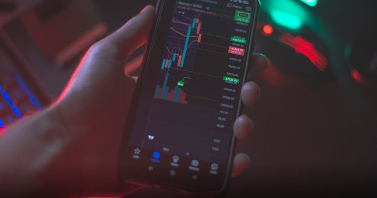 Grafik pergerakan harga saham (candlestick chart) berwarna hijau yang menunjukkan tren kenaikan stabil di Bursa Efek Indonesia.