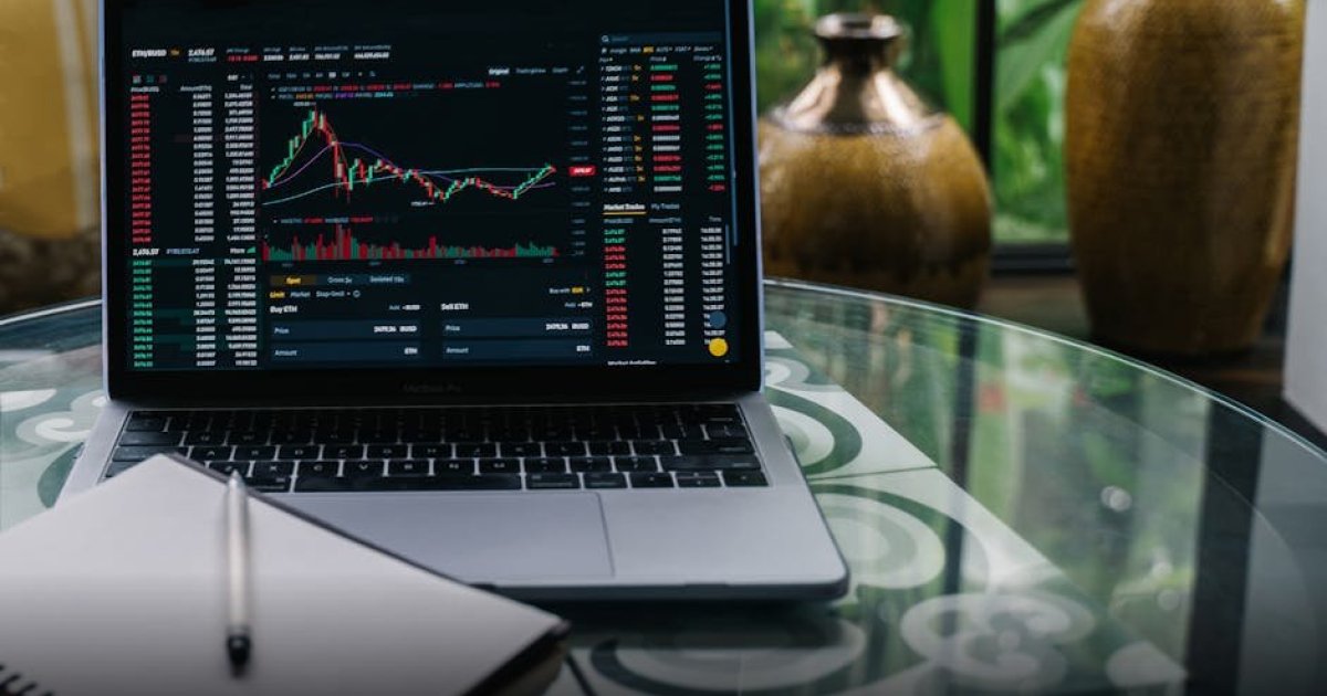 Tampilan chart candle-stick berwarna hijau yang menunjukkan tren kenaikan moderat di tengah latar belakang modern ruang trading BEI.