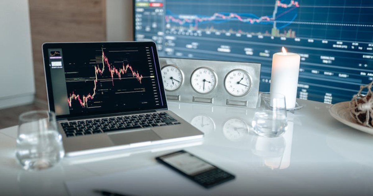 Grafik candlestick berwarna hijau cerah yang menunjukkan tren kenaikan stabil di atas garis rata-rata bergerak jangka panjang, merepresentasikan optimisme pasar modal.