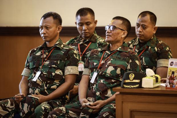 Terdakwa kasus penyiraman air keras kepada aktivis KontraS Andrie Yunus, Serda Edi Sudarko (kedua kanan), Lettu Budhi Hariyanto Cahyono (kiri), Lettu Sami Lakka (kedua kiri), dan Kapten Nandala Dwi Prasetya (kanan) menjalani sidang lanjutan di Pengadilan Militer II-08, Jakarta, Rabu (6/5/2026).