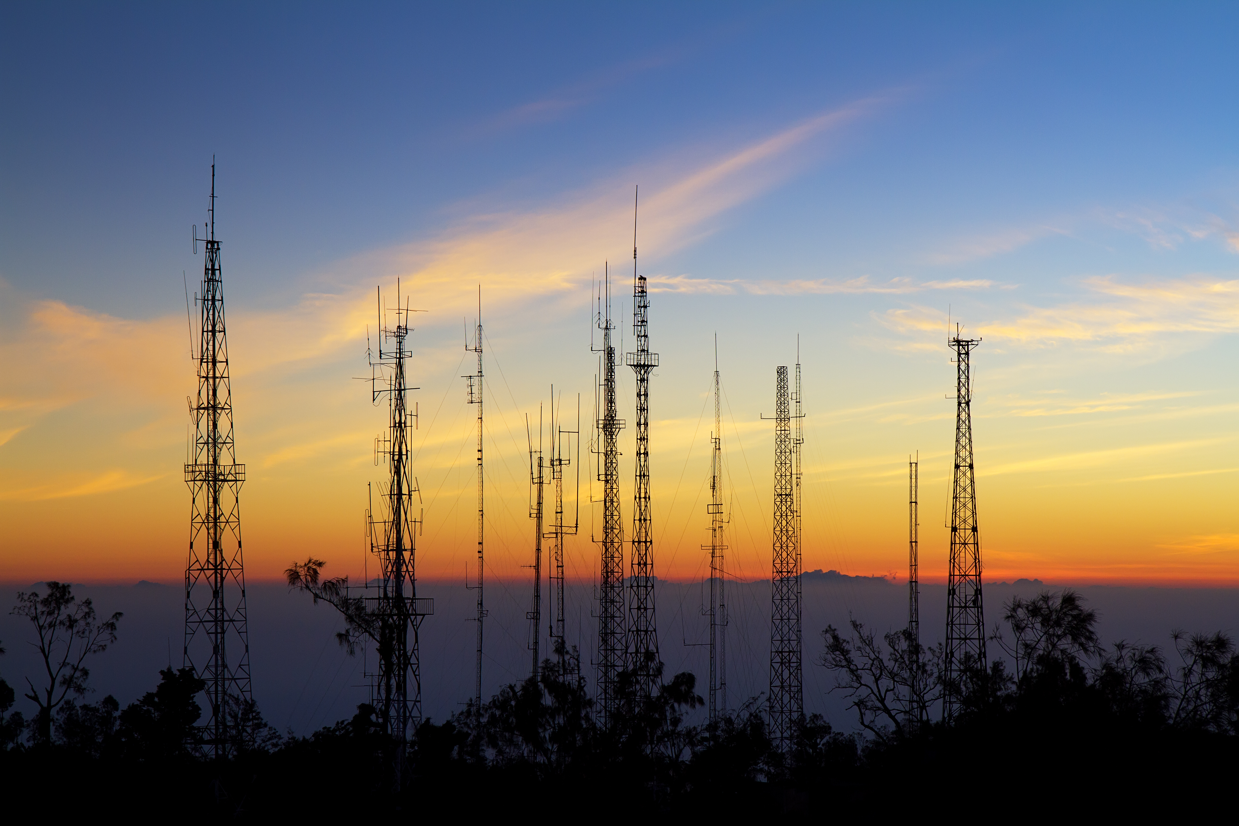 Ilustrasi menara telko di Indonesia. PT Sarana Menara Nusantara (TOWR) adalah penyedia infrastruktur telekomunikasi yang memiliki anak usaha yaitu Protelindo, Iforte dan SUPR. (Shutterstock)