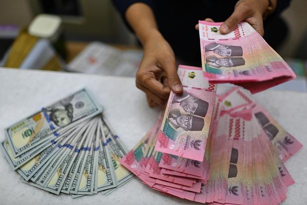 Karyawan menghitung uang pecahan rupiah dan dolar Amerika Serikat (AS) di gerai penukaran mata uang asing Ayu Masagung, Jakarta, Selasa (12/5/2026). Nilai tukar rupiah terhadap dolar AS pada penutupan perdagangan Selasa (12/5) melemah 115 poin atau 0,66 persen menjadi Rp17.529 per dolar AS dari penutupan sebelumnya di level Rp17.414 per dolar AS, terpengaruh ekspektasi suku bunga tinggi The Fed yang lebih lama.