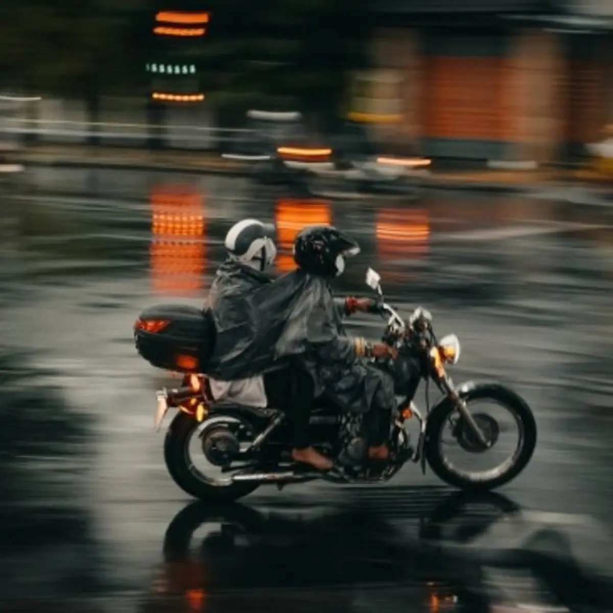 Ilustrasi Naik Motor di Musim Hujan. (Pexels)