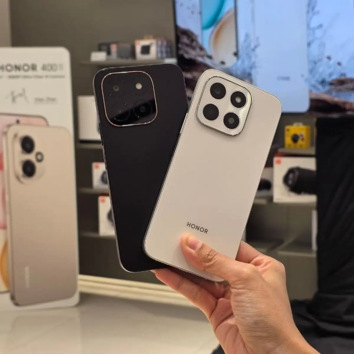 Di Indonesia, Honor X6c dijual dalam pilihan warna Midnight Black dan Moonlight White.(KOMPAS.com/Galuh Putri Riyanto)