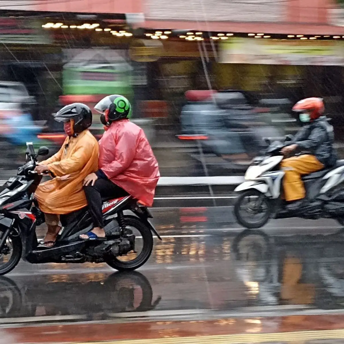 Waspada Ancaman 'Telinga Terkunci': Mengapa Earphone Saat Mengemudi Ancaman Serius Keselamatan Jalan Raya