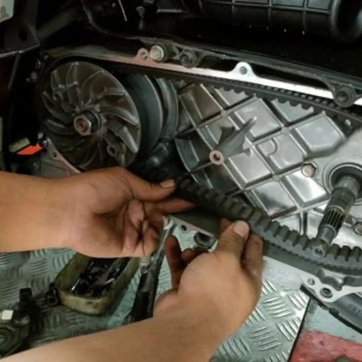 Mengenali Tanda Bahaya V-Belt Skutik Aus, Jaga Performa Transmisi Otomatis Anda