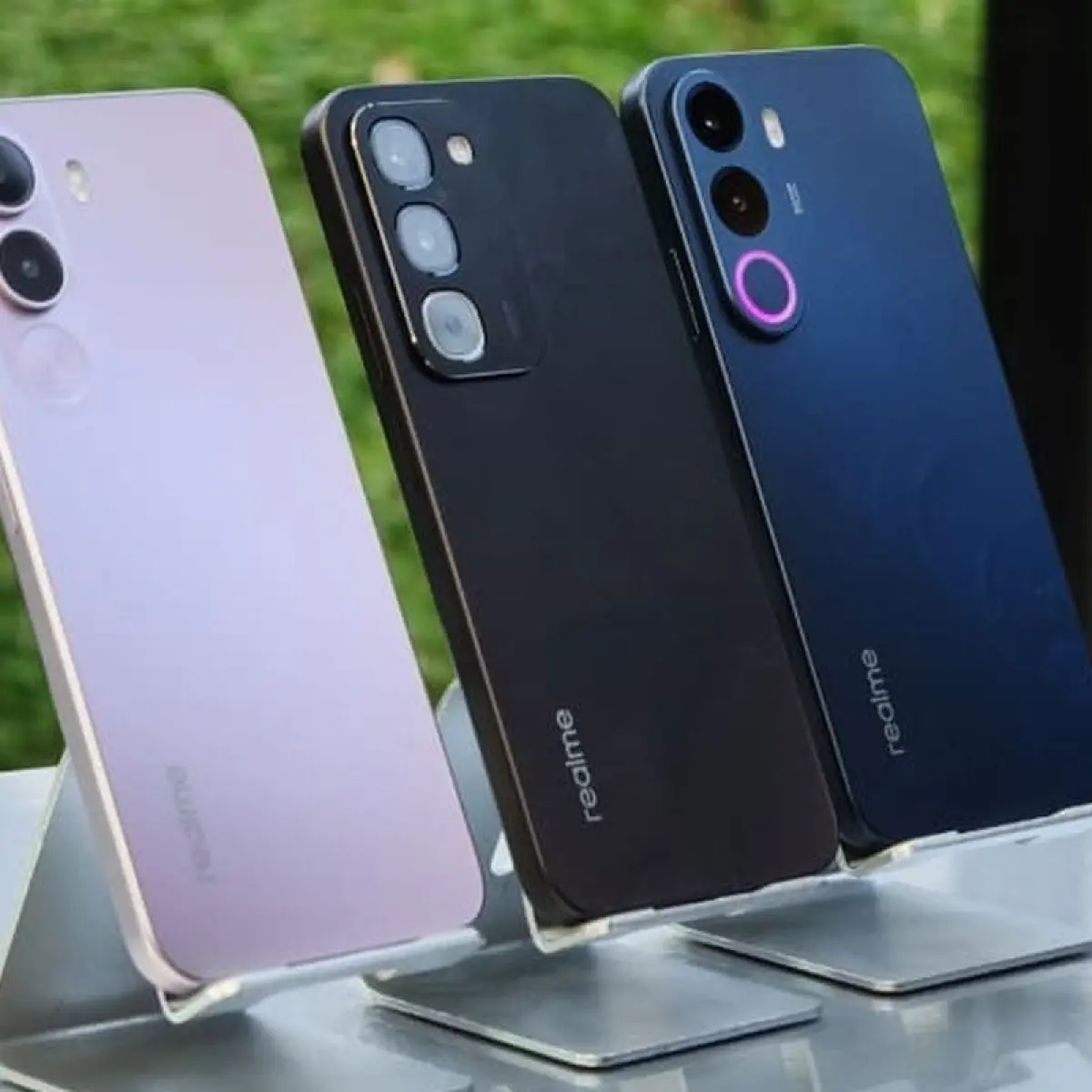 Realme C100i (kiri), Realme C100 (tengah), Realme C100x (kanan) di acara peluncuran Realme C100 Series di Universitas Katolik Atma Jaya, Jakarta Selatan, Kamis (7/5/2026)(KOMPAS.com/BILL CLINTEN)