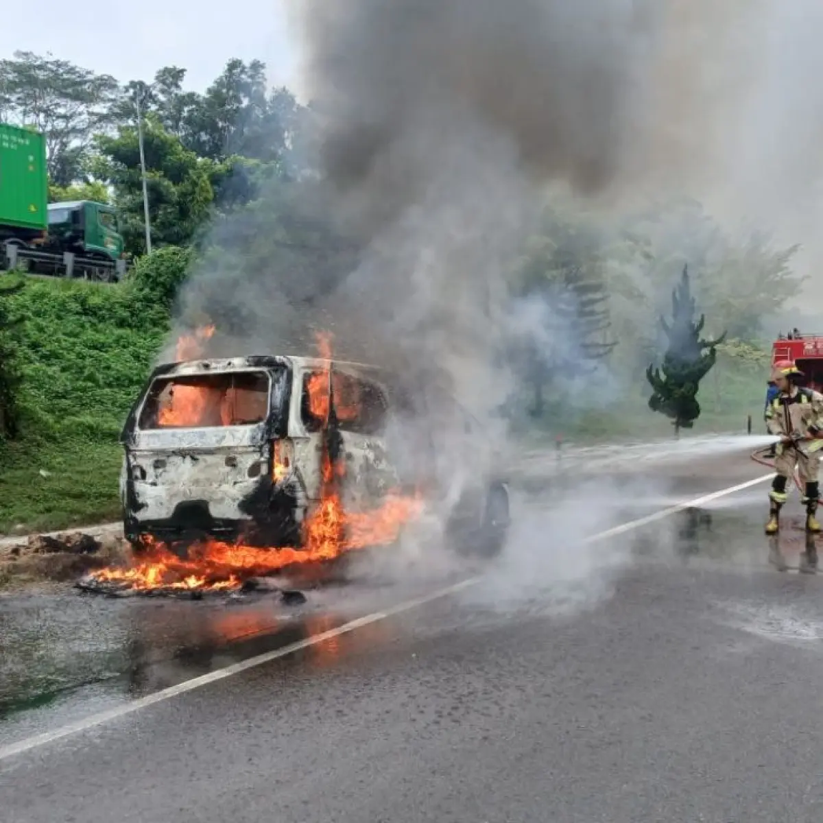 Waspada Korsleting! Toyota Vellfire Mewah Hangus Terbakar di Tol Cipularang KM 88