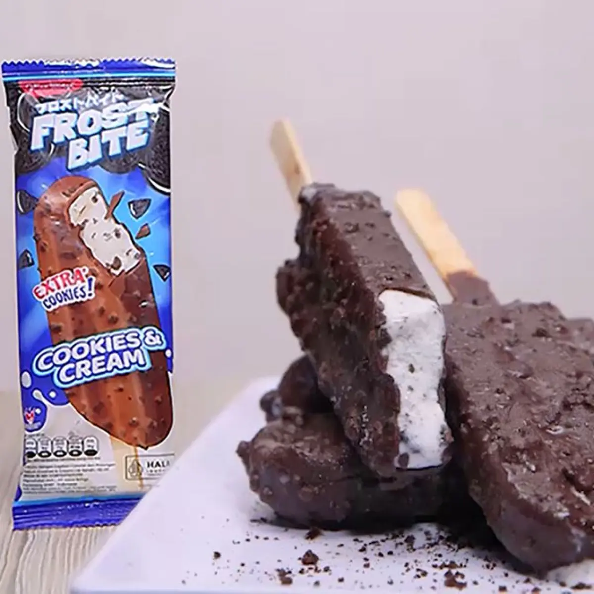 close-up tangan mengambil es krim stik cokelat dari freezer supermarket (Foto: Eksekutif)
