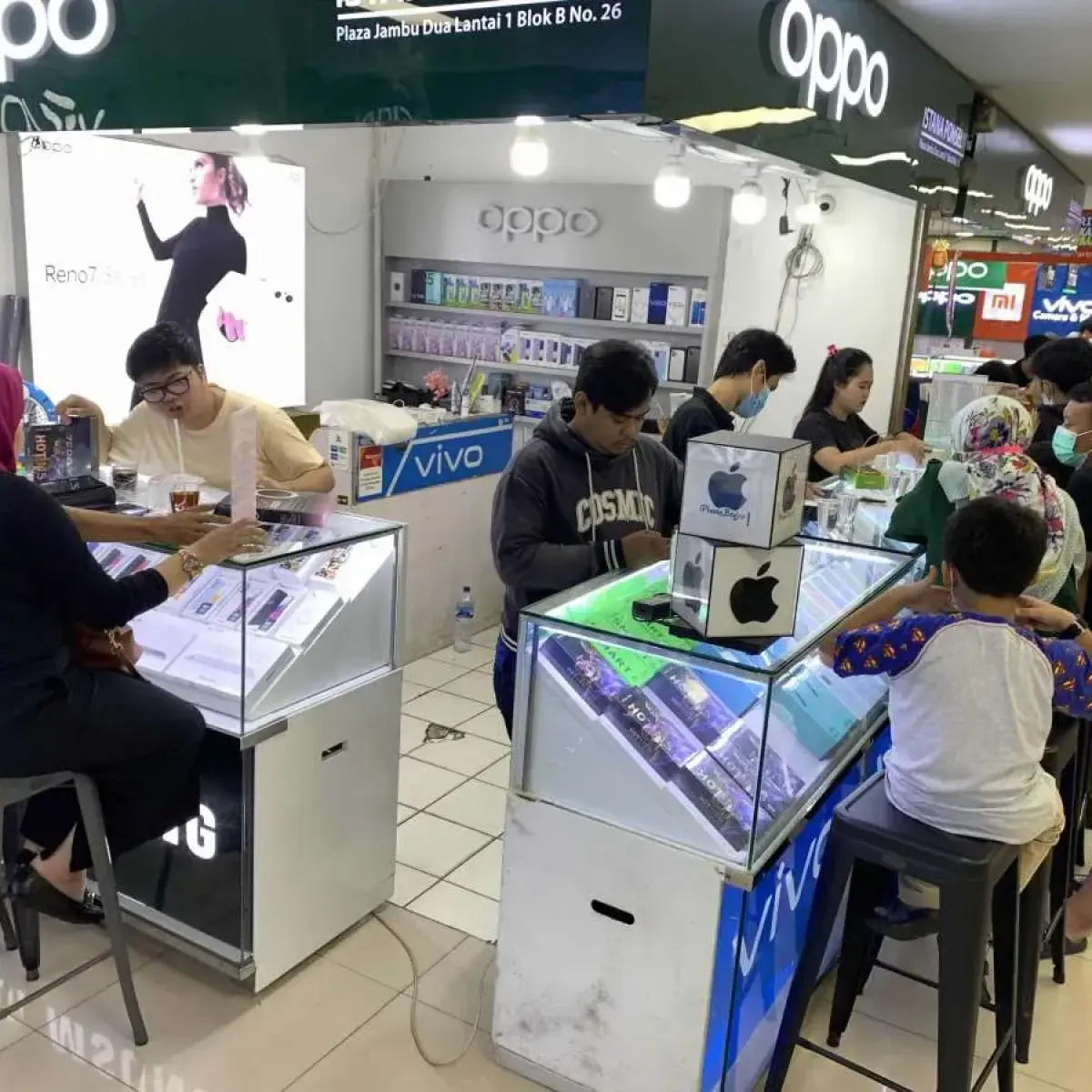 Adu Rivalitas Ponsel Mid-Range: Membedah Kemiripan dan Perbedaan Strategis OPPO A6t dan A6x