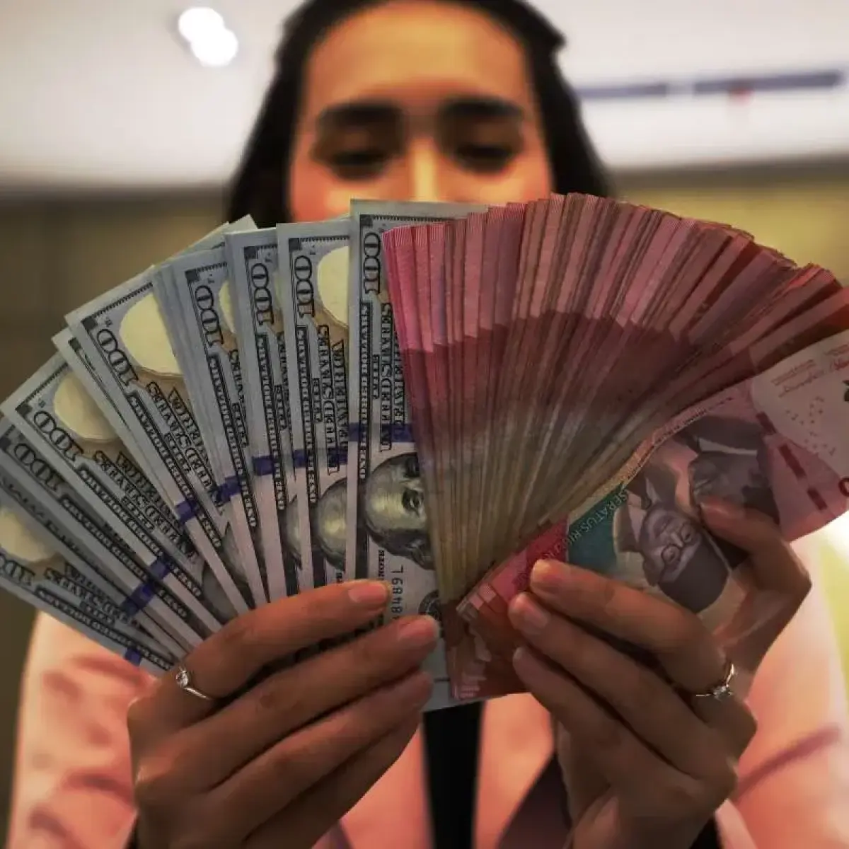 Rupiah Tertekan, Analis Peringatkan Ancaman PHK Massal dan Erosi Daya Beli Masyarakat
