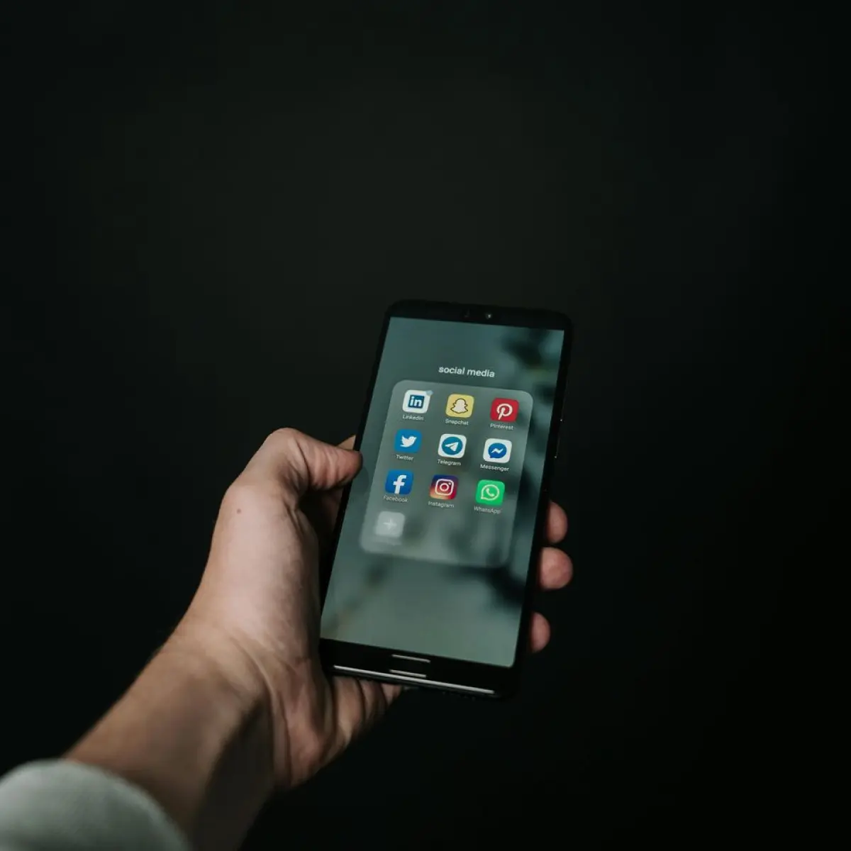 tangan memegang smartphone compact kamera bodi tipis premium (Foto: Pexels)