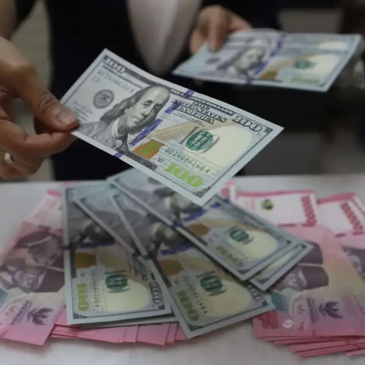 Tekanan Global dan Domestik Dorong Rupiah Sentuh Titik Terendah Baru di Rp 17.718 per Dolar AS