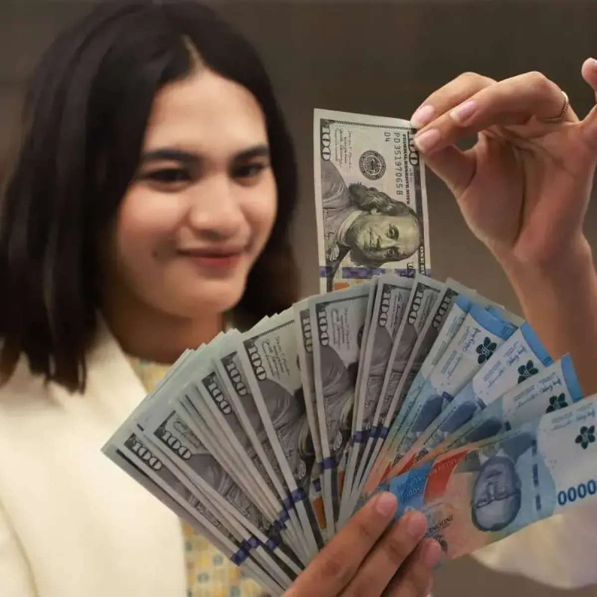 Tekanan Ganda Global dan Domestik Dorong Rupiah Mencetak Rekor Terendah Baru di Level Rp17.706
