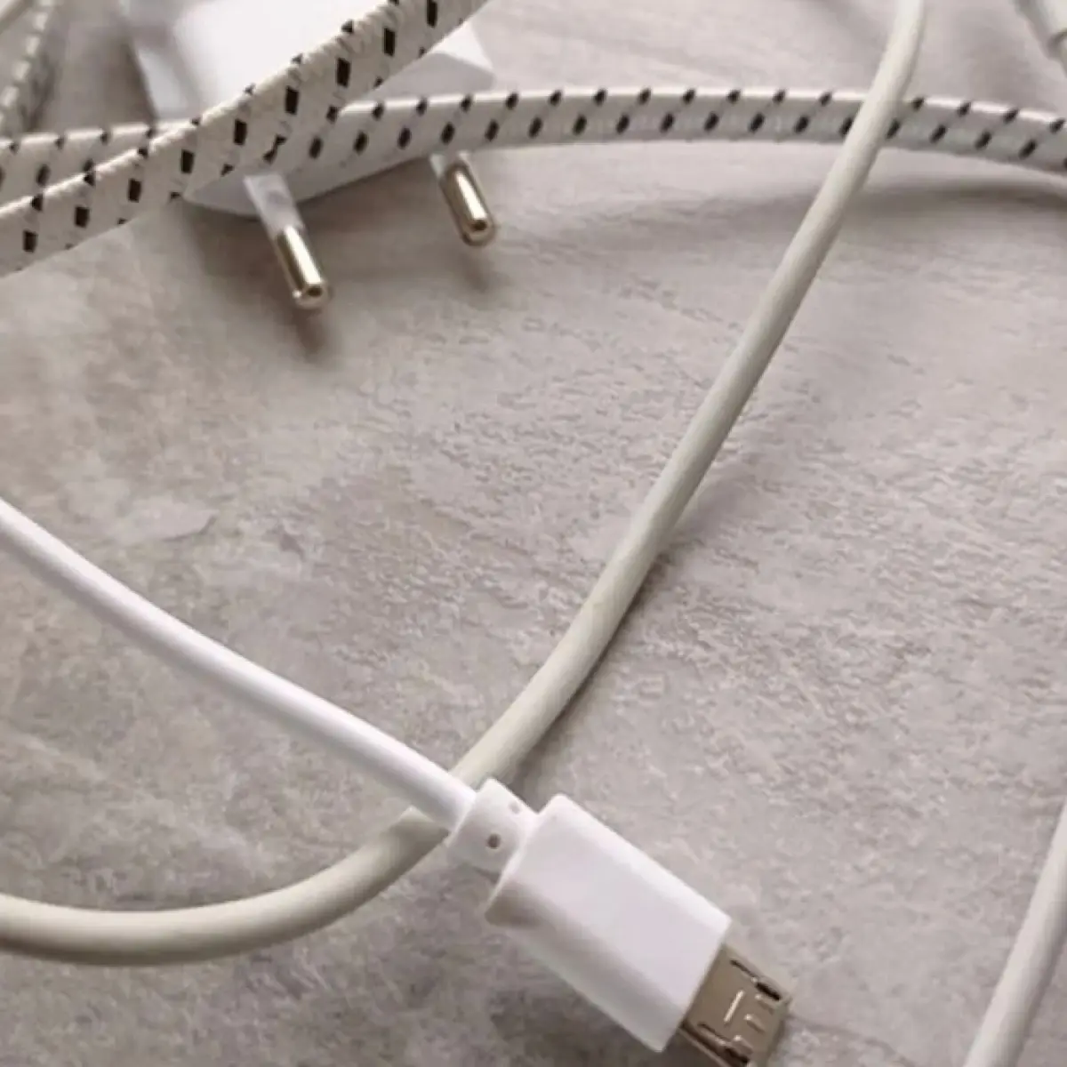 Alasan mengapa harga kabel USB bervariasi, mulai dari material, sertifikasi USB-IF, hingga keberadaan E-marker chip.(Dok. BER)
