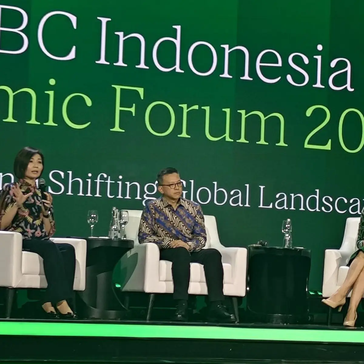 CEO PT Batavia Prosperindo Aset Manajemen Lilis Setiadi (kiri) dan Managing Partner & Founder PT Ashmore Asset Management Indonesia Tbk Arief Cahyadi Wana (tengah) pada acara SMBC Indonesia Economic Forum 2026 di Jakarta, Selasa (19/5/2026). (KOMPAS.com/S