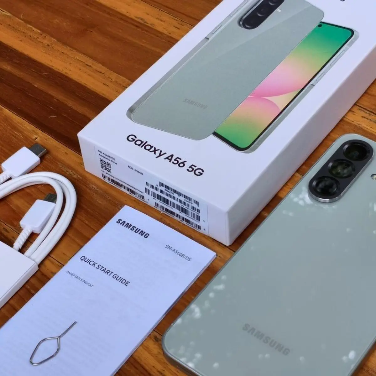 Isi kotak penjualan Samsung Galaxy A56 dengan kabel USB-C, SIM ejector, dan buku panduan(Kompas.com/BILL CLINTEN)
