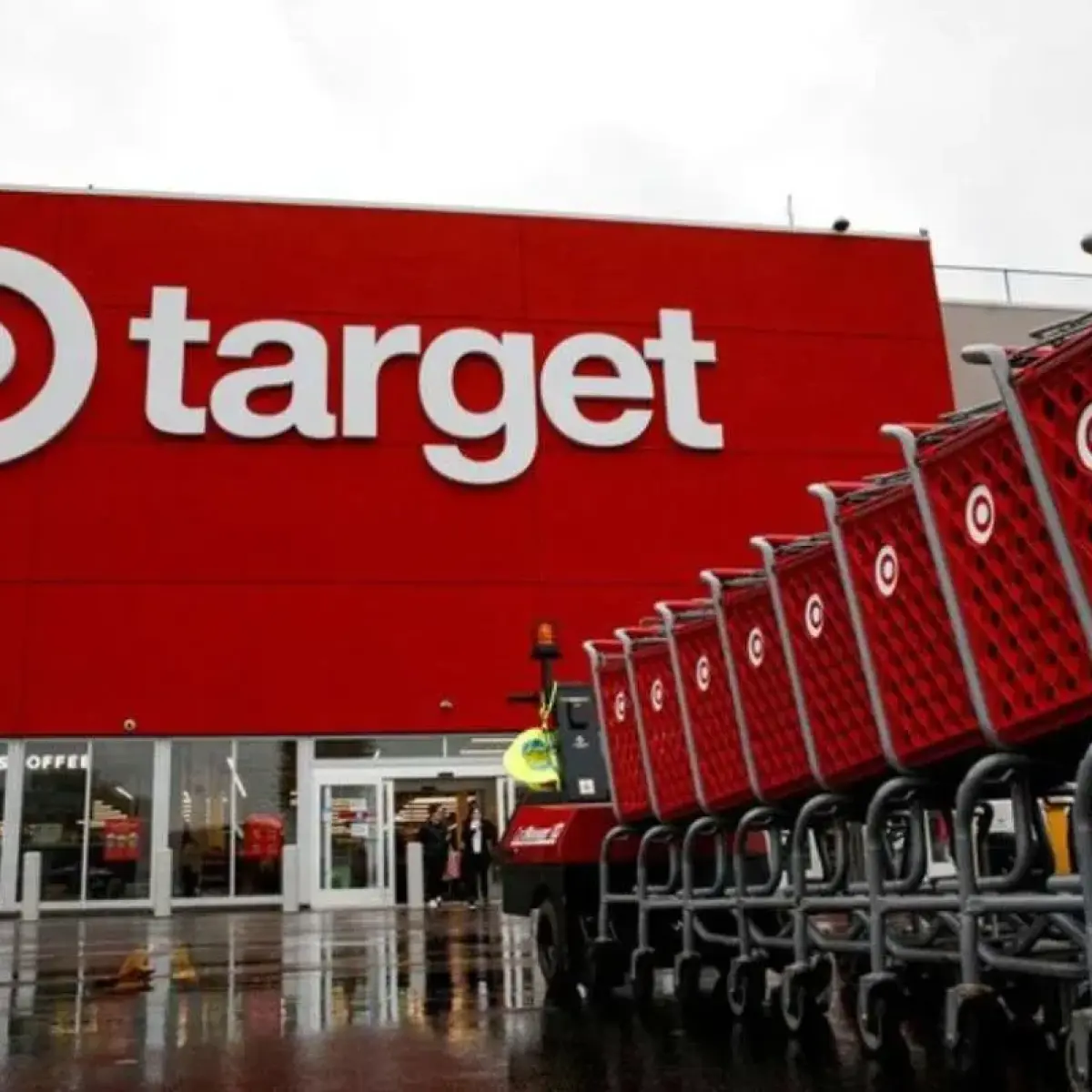 ILUSTRASI. Keranjang belanja didorong ke luar toko Target selama penjualan Black Friday di Brooklyn, New York, AS. (REUTERS/Brendan?McDermid)