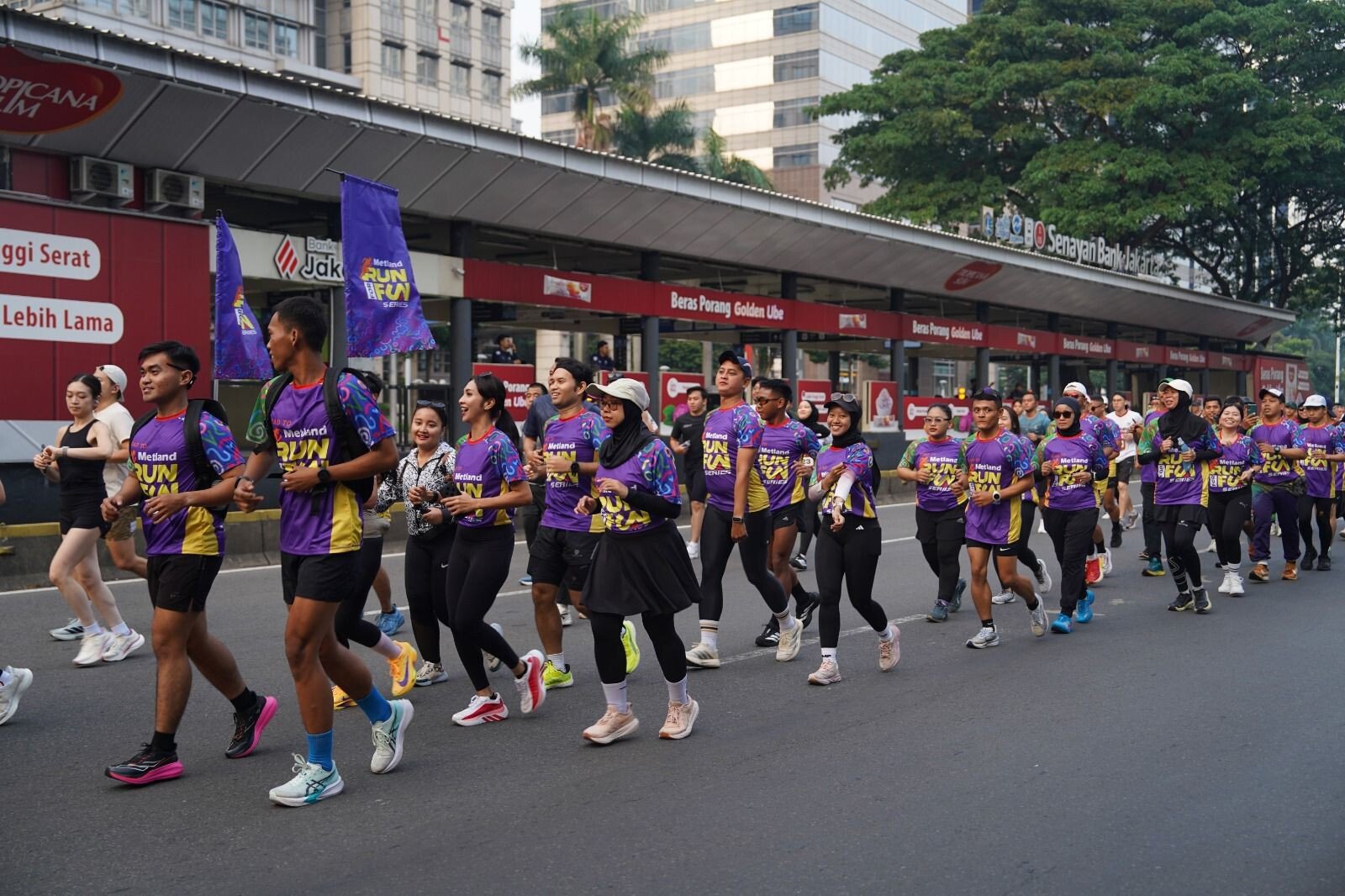 Peserta mengikuti Metland Run for Fun Series 2026 yang digelar di kawasan perkotaan sebagai bagian dari aktivasi komunitas dan gaya hidup sehat di proyek-proyek unggulan Metland. (Foto: Dok. Metland)