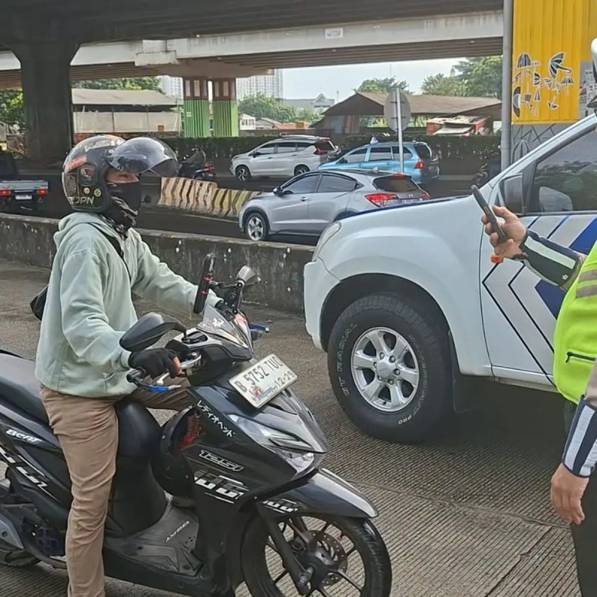 Penindakan pengendara lawan arus di Jalan DI Panjaitan dengan ETLE Handheld, Rabu (4/3/2026).(Febryan Kevin/Kompas.com )