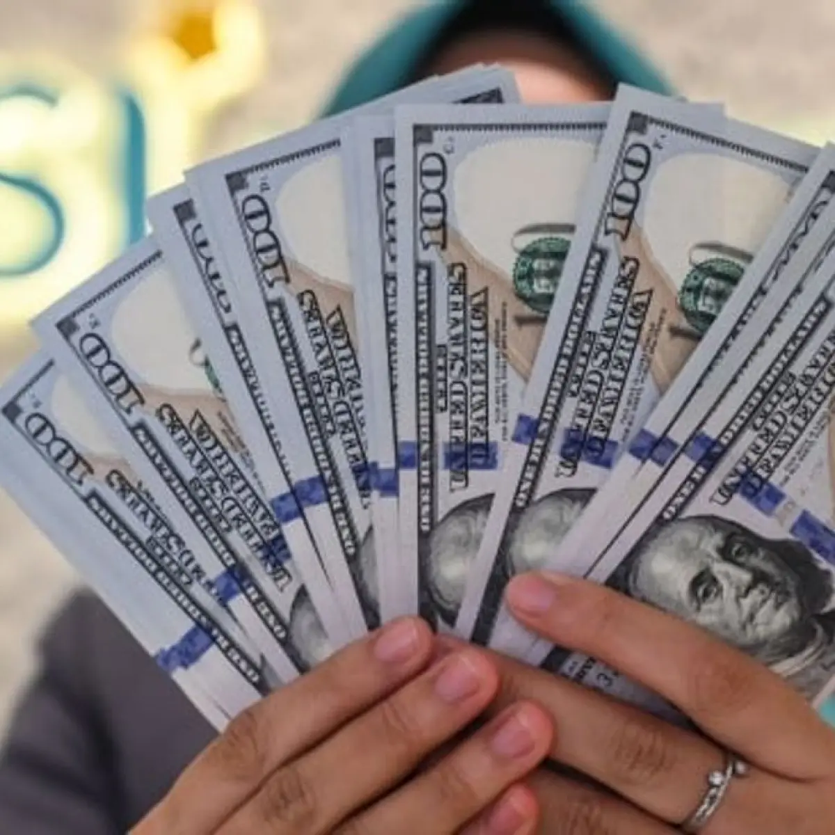 OJK mencatat tabungan valas berupa dolar AS naik. [Antara].