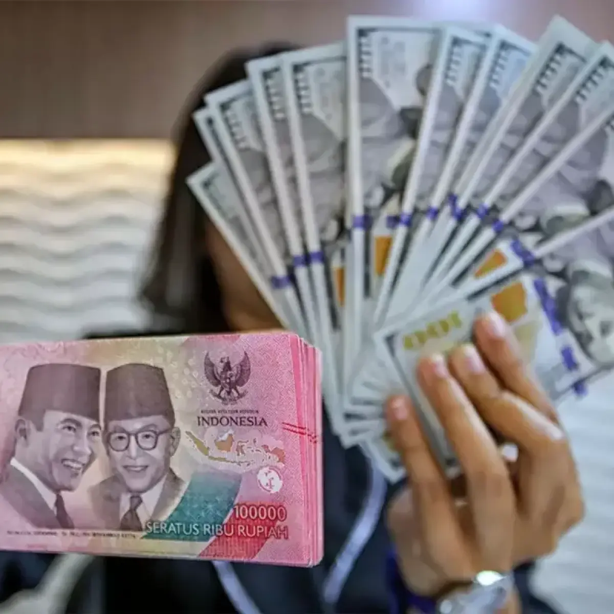 Mengurai Tekanan Rupiah: Peran Faktor Domestik dan Strategi Mitigasi Transaksi Mata Uang Lokal