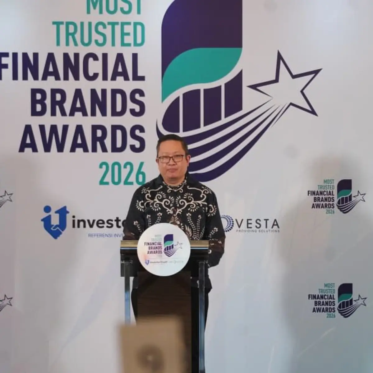 Para penerima awards berfoto bersama pada ajang Most Trusted Financial Brands Awards 2026 di Hotel Aryaduta, Jakarta, Selasa (31/3/2026). Foto: Investortrust/Dicki Antariksa