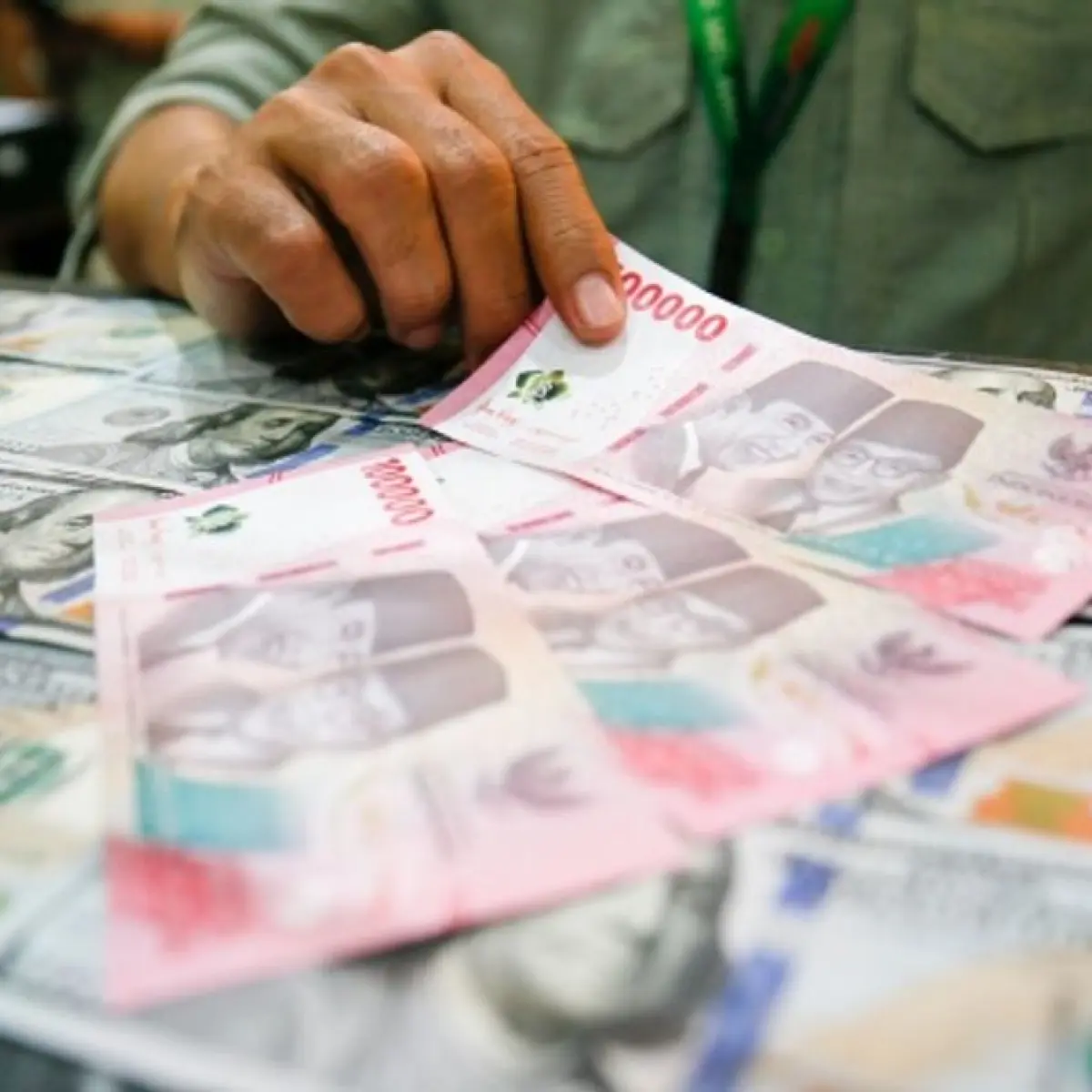 Tekanan Geopolitik Global Bawa Rupiah Terkoreksi ke Posisi Rp17.768 per Dolar AS