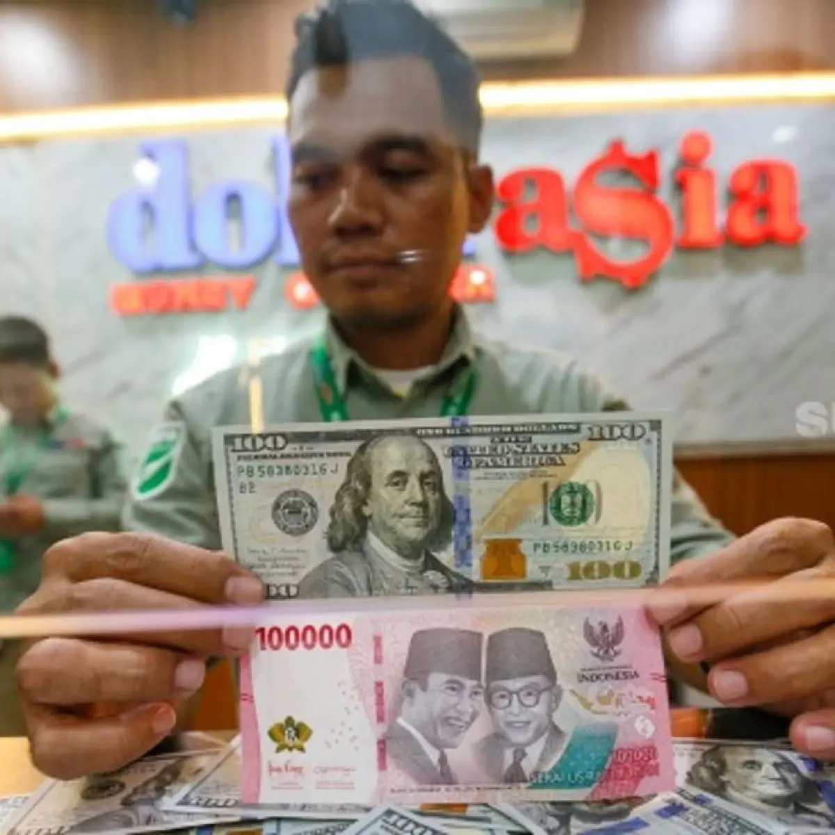 Ketidakselarasan Kebijakan Fiskal dan Moneter Dorong Pelemahan Rupiah Dekati Level Rp18.000