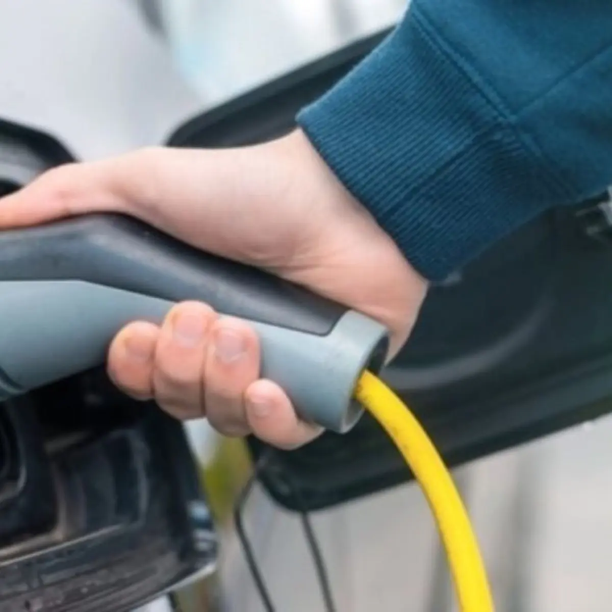 Dampak Suhu Ekstrem Terhadap Jarak Tempuh Maksimal Mobil Listrik: Analisis Konsumsi Daya AC