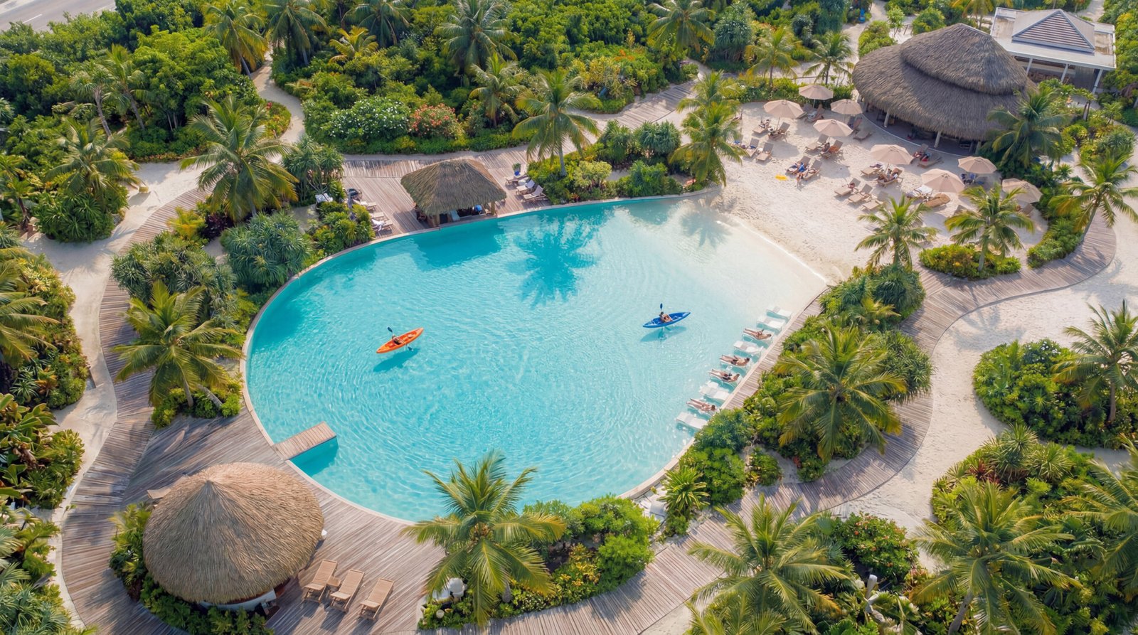 Small Lagoons by Crystal Lagoons™ seluas 500 m² menghadirkan konsep laguna tropis dengan pantai berpasir putih dan berbagai fasilitas rekreasi air sebagai alternatif kolam renang komersial untuk proyek hunian, hotel, dan mixed-use development. (Foto: Dok. Crystal Lagoons)